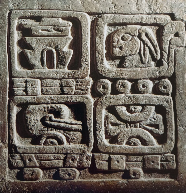25 Bilder von antiken Gebäuden, Statuen und Symbolen