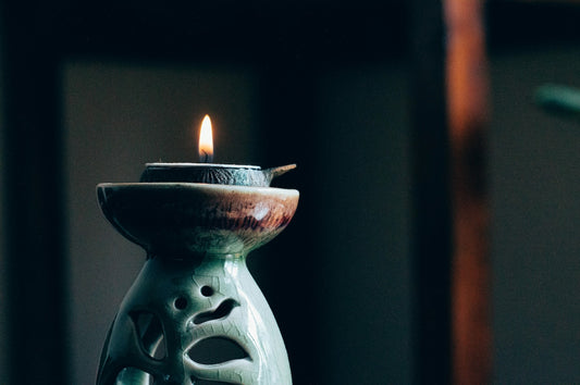 Brandende kaars in spirituele sfeer voor SoulCollage® kaarten en creatieve therapie