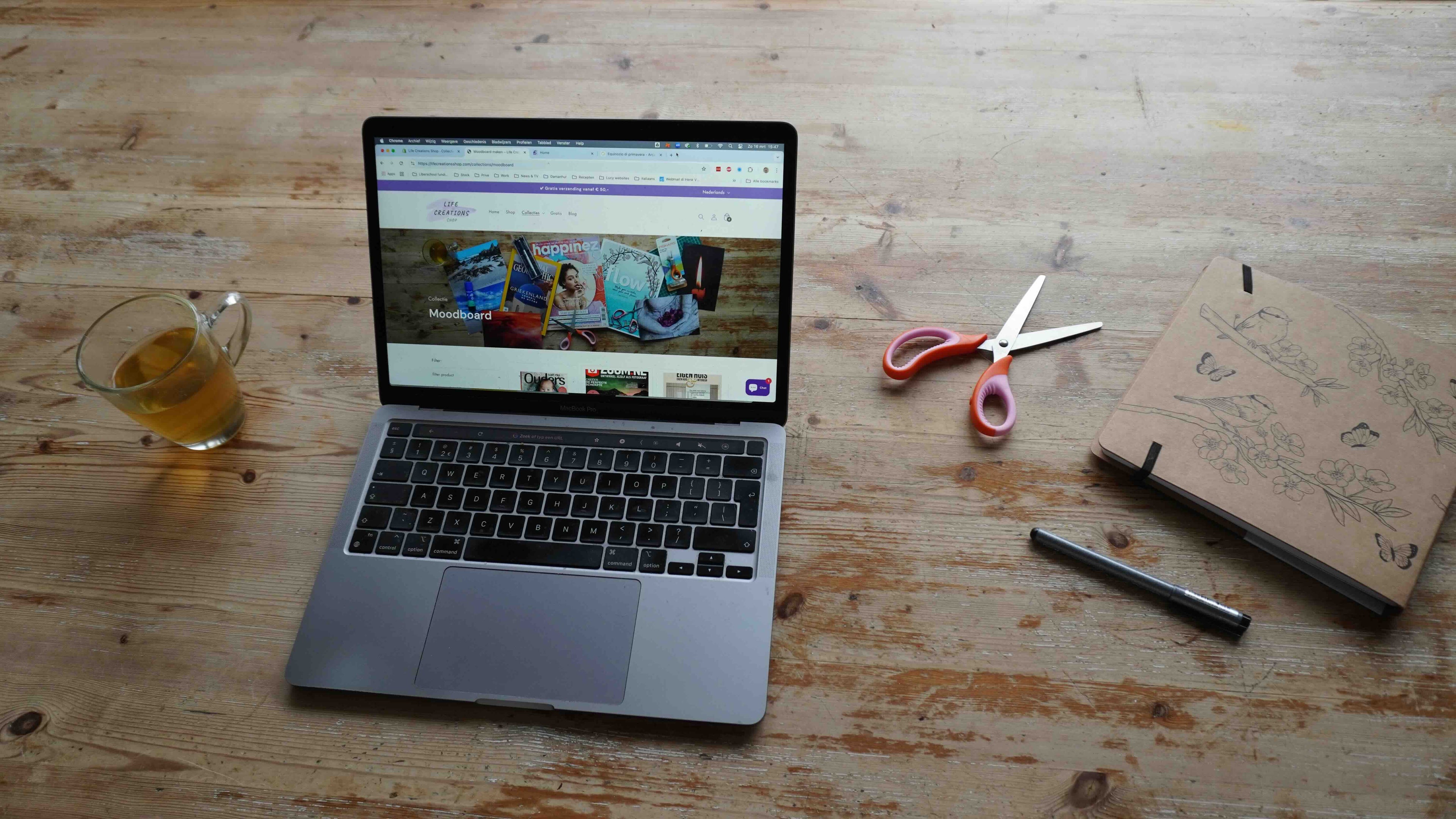 Lerne SoulCollage® ganz unkompliziert in Online-Kursen kennen, die du in deinem eigenen Tempo absolvieren kannst. Entdecke die intuitive Arbeit mit Bildern und beginne ganz einfach von zu Hause aus.