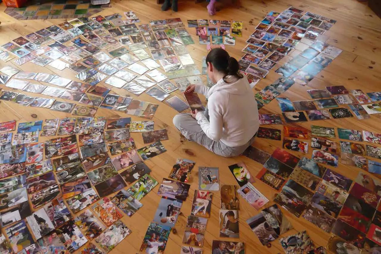 Vrouw met haar SoulCollage card deck