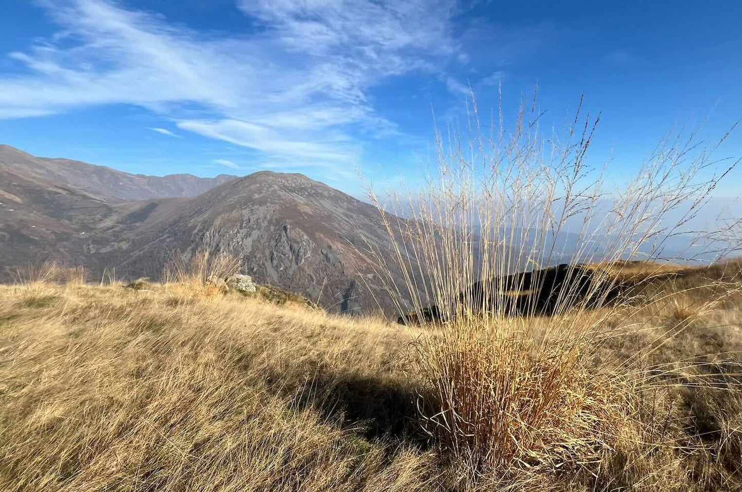 berglandschap met gras en open horizon als collage afbeelding met betekenis ruimte vrijheid en oriëntatie