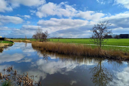 water met reflectie van lucht en landschap als collage afbeelding met betekenis rust spiegeling en bewustzijn