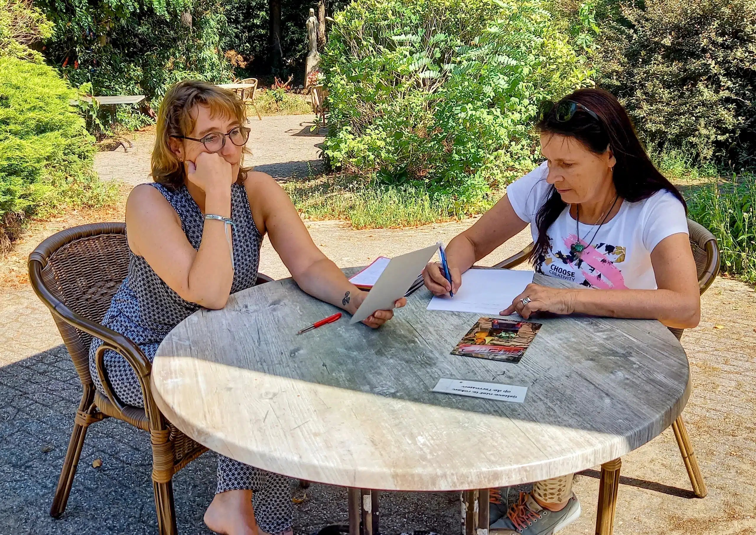 2 vrouwen die SoulCollage kaart lezen