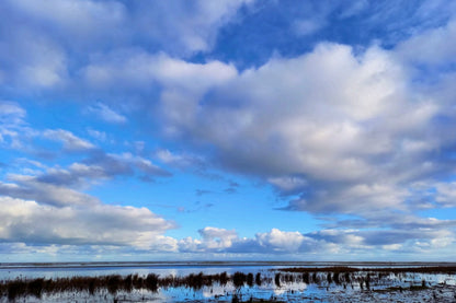 waterlandschap met lucht en reflectie als achtergrond voor collage met betekenis ruimte rust en gelaagdheid