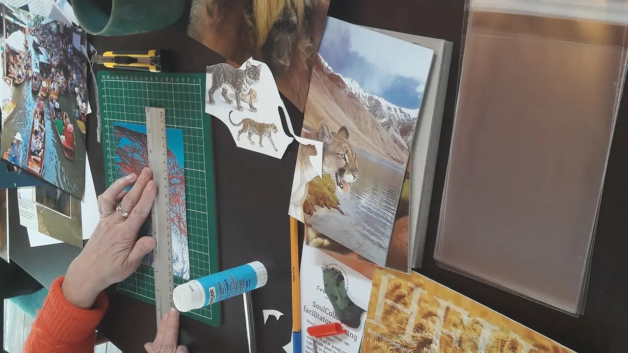 Eine Person, die eine SoulCollage®-Karte auf dem passenden Karton (5 x 8 Zoll) gestaltet