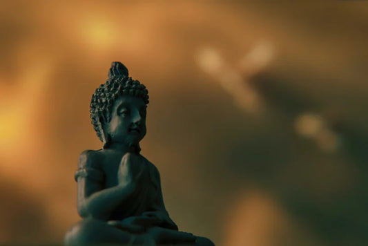 Buddhafigur im warmen Licht für spirituelle SoulCollage® Karten und intuitive Collagen