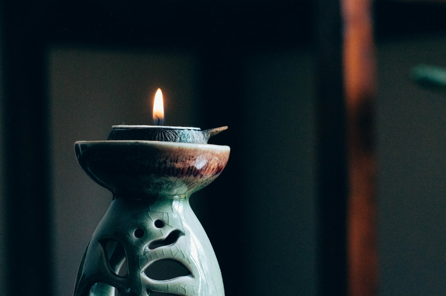 Brandende kaars in spirituele sfeer voor SoulCollage® kaarten en creatieve therapie