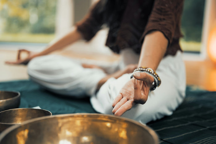 Klangschalenmeditation für spirituelle SoulCollage®-Karten und introspektive Collagen