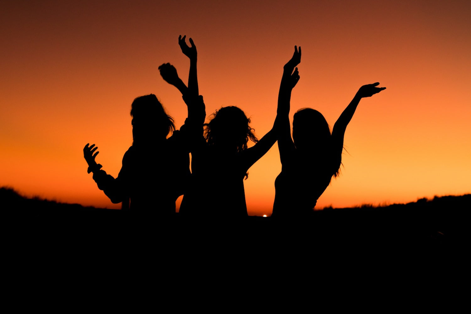 silhouetten von menschen mit erhobenen armen bei sonnenuntergang als collage bild mit bedeutung emotion freiheit und ausdruck
