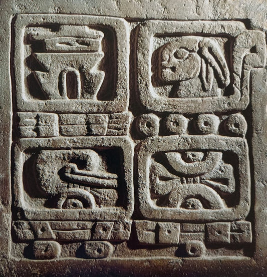 Altes Steinrelief mit symbolischen Zeichen für kreative Therapie und SoulCollage® Bildmaterial