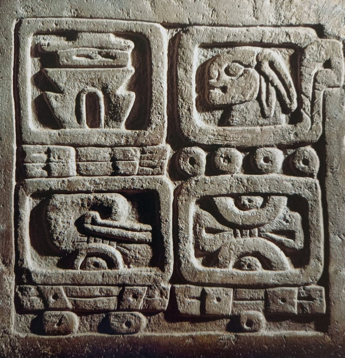 Altes Steinrelief mit symbolischen Zeichen für Kreative Therapie und SoulCollage® Bildmaterial