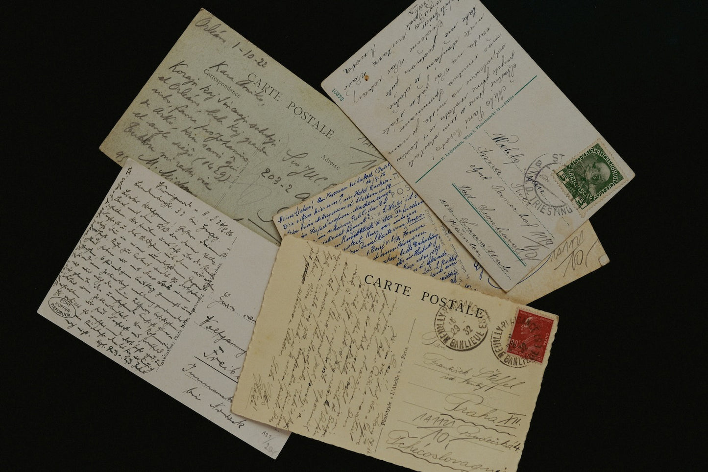 Vintage ansichtkaarten met handschrift voor SoulCollage® en creatieve therapie.