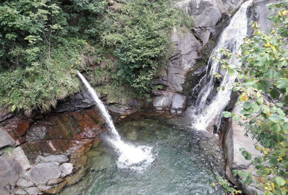waterval tussen rotsen en groen als collage afbeelding met betekenis stroming verandering en loslaten