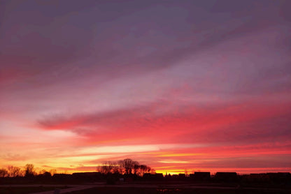 zonsondergang met kleurverloop en silhouetten als achtergrond voor collage met betekenis emotie overgang en diepte